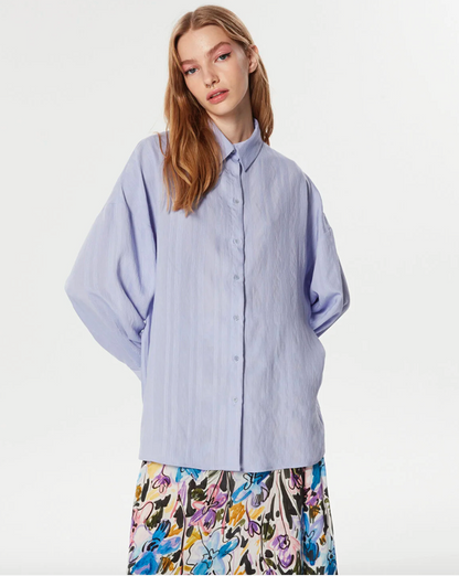Offering a cool style with its oversize pattern, the shirt gains movement with its knot detail on the back and slits on the sides. Be sure to add the shirt, which serves as a savior in seasonal looks, to your seasonal wardrobe!